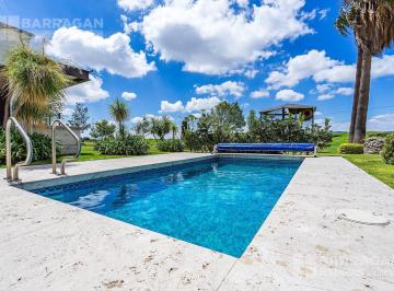 Casa · 680m² · 4 Recámaras · 4 Estacionamientos · Casa en Venta en El Campanario, Frente a Campo de Golf con Alberca, Precio de Oportunidad