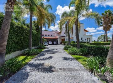 Casa · 680m² · 4 Recámaras · 4 Estacionamientos · Casa en Venta Frente a Campo de Golf con Alberca en El Campanario, Precio de Oportunidad