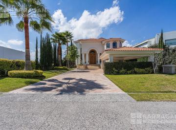Casa · 792m² · 3 Recámaras · 3 Estacionamientos · Casa con Vista a Campo de Golf en El Campanario