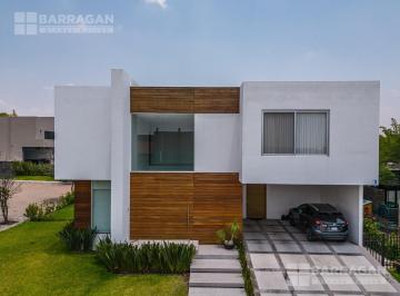 Casa · 490m² · 3 Recámaras · 4 Estacionamientos · Casa Moderna E Impecable en Venta en Exclusivo Fraccionamiento El Campanario