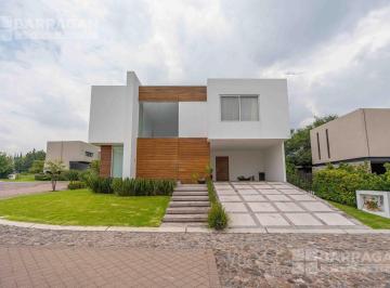 Casa · 490m² · 3 Recámaras · 4 Estacionamientos · Casa en Venta en El Campanario, Moderna E Impecable
