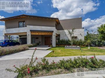 Casa · 673m² · 4 Recámaras · 5 Estacionamientos · Casa con Recámara en Planta Baja y Alberca en El Campanario