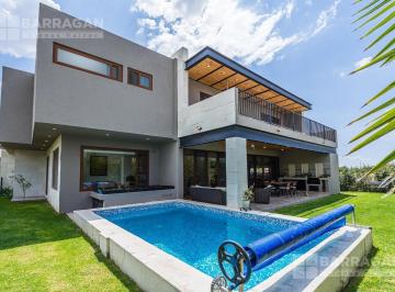 Casa · 842m² · 4 Recámaras · 5 Estacionamientos · Casa en Venta en El Campanario