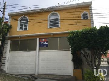 Casa · 500m² · 5 Recámaras · 3 Estacionamientos · Venta de Casa en Calle Aguacate, Arboledas, Querétaro.