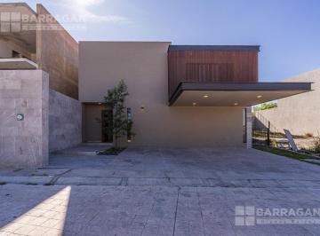 Casa · 350m² · 3 Recámaras · 2 Estacionamientos · Casa en Venta en Privada con Vigilancia y Amenidades, Lomas del Campanario IV