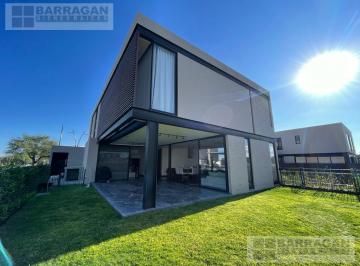 Casa · 300m² · 3 Recámaras · Casa en Venta en Lomas del Campanario Norte Condominio San Felipe