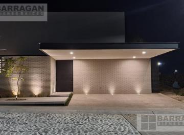 Casa · 370m² · 4 Recámaras · 2 Estacionamientos · Casa en Venta en Lomas del Campanario Condominio San Lorenzo