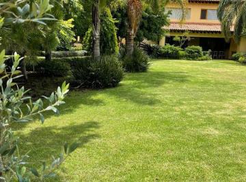 Casa · 900m² · 4 Recámaras · 4 Estacionamientos · Casa en Venta en Jurica