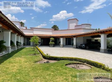 Casa · 860m² · 5 Recámaras · 10 Estacionamientos · Casa en Venta en Jurica Querétaro