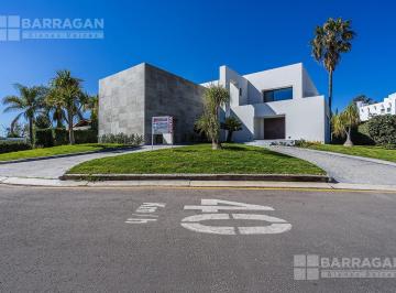Casa · 824m² · 3 Recámaras · 3 Estacionamientos · Casa Recién Remodelada en Venta con Excelentes Acabados, El Campanario