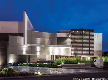 Casa · 920m² · 4 Recámaras · 3 Estacionamientos · Residencia en Venta con Vista Al Lago Para Inversionistas, El Campanario