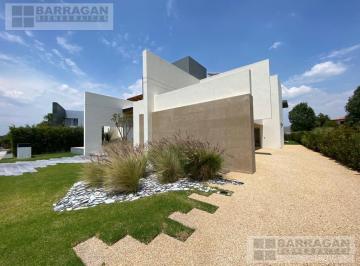 Casa · 700m² · 3 Recámaras · 4 Estacionamientos · Casa Moderna con Alberca, Jacuzzi y Sala de Cine en El Campanario