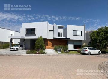 Casa · 574m² · 4 Recámaras · 8 Estacionamientos · Casa Moderna y Vanguardista en Venta en El Campanario