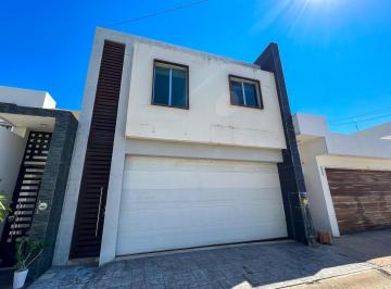 Casa · 220m² · 3 Recámaras · 5 Estacionamientos · Casa en Venta en La Conquista