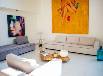 Casa · 340m² · 3 Recámaras · 4 Estacionamientos · Venta Casa en Bugambilias