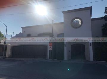 Casa · 720m² · 4 Recámaras · 3 Estacionamientos · Casa en Renta en del Valle