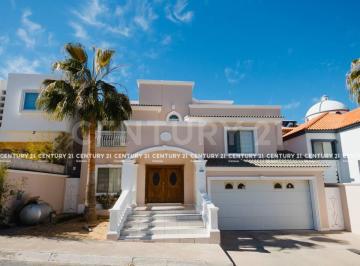 Casa · 357m² · 4 Recámaras · 4 Estacionamientos · Casa en Venta en Fraccionamiento Puerta de Hierro, Chihuahua Chih.