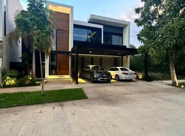 Casa · 445m² · 3 Recámaras · 3 Estacionamientos · Casa en Venta en Cabo Norte, Mérida - con Alberca, Canchas y Amenidades Exclusivas