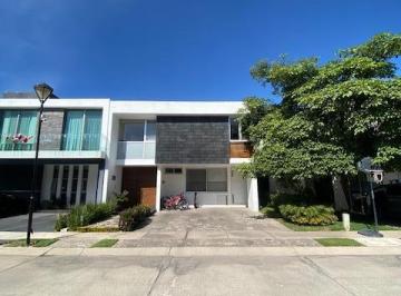 Casa de 3 habitaciones, Zapopan · Casa en Venta en Fraccionamiento Olivos