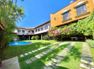 Casa de 6 habitaciones, Cuernavaca · Enorme Casa Estilo Colonial en Exclusivo Fraccionamiento en Vista Hermosa