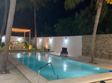 Piscina · Casa en Venta a Tan Solo 60 Mt de La Playa y Malecón Internacional. Casa Hawáitu Oasis Privado!