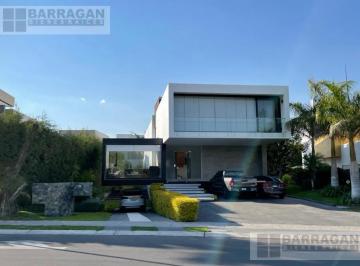 Casa · 635m² · 3 Recámaras · 7 Estacionamientos · Casa Moderna y Acabados de Lujo en Venta en El Campanario