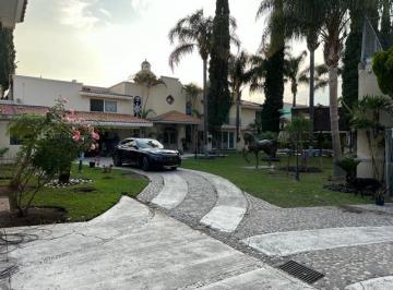 Hermosa casa con alberca y acabados de lujo por Base Aerea · Hermosa Casa con Alberca y Acabados de Lujo por Base Aerea