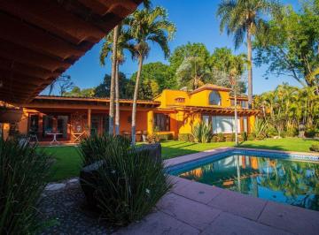 Casa · 800m² · 4 Recámaras · 7 Estacionamientos · Residencia en Venta Fraccionamiento Limoneros, Cuernavaca