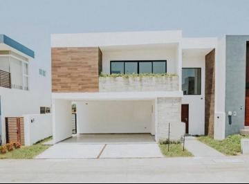 Casa · 234m² · 3 Recámaras · 2 Estacionamientos · Punta Tiburon, Casa en Venta con Terraza, Jardin, Sala de Tv y Cuarto de Servicio