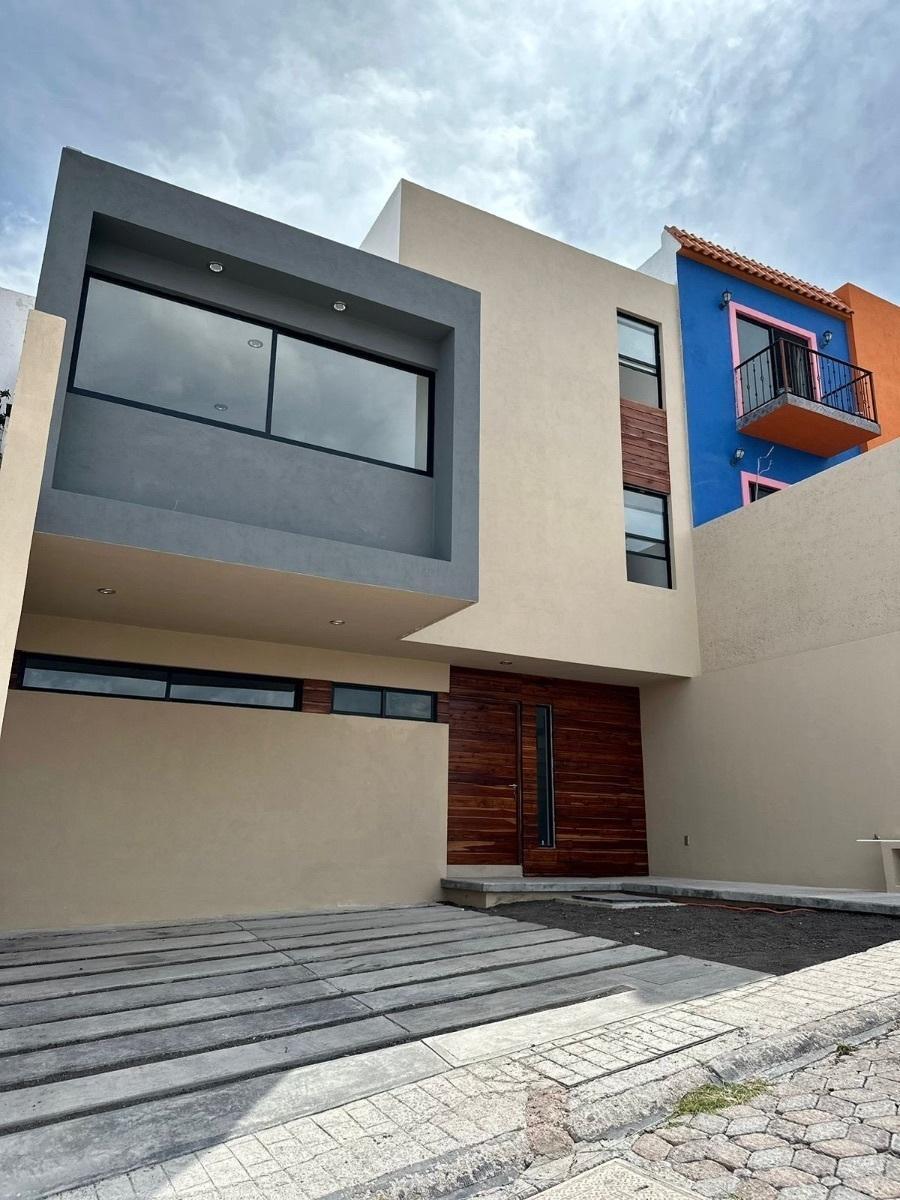 Modern For-Sale House in Central Location, Nueva Milenio III, with Rooftop Garden and Garden in Querétaro
