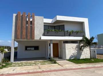 Casa · 329m² · 3 Recámaras · 2 Estacionamientos · Las Olas, Casa en Venta con Estancia de Tv, Cuarto de Servicio y Jardín