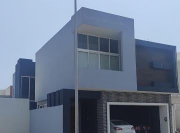 Casa · 281m² · 3 Recámaras · 2 Estacionamientos · Lomas de La Rioja, Casa en Venta con Alberca y Terraza, de 3 Recámaras