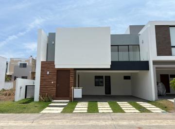 Casa · 250m² · 3 Recámaras · 2 Estacionamientos · Punta Tiburon, Casa en Venta con Estancia de Tv, 3 Recamaras con Baño y Cuarto de Servicio