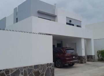 Casa · 243m² · 3 Recámaras · 2 Estacionamientos · Bonita Casa en Renta en Privada Montebello, Los Lagos Residencial