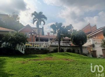Casa · 502m² · 5 Recámaras · 3 Estacionamientos · Tu Oasis con Jardín y Alberca en La Pradera, Cuernavaca Vive El Encanto de Esta Casa.