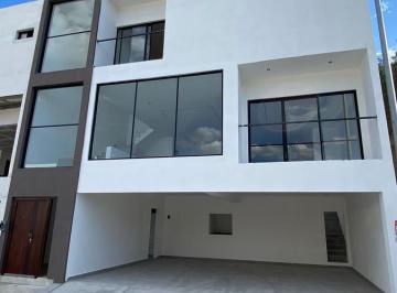 Casa · 300m² · 3 Recámaras · 3 Estacionamientos · Casa en Venta en Cumbres de Santiago, Santiago, N. L
