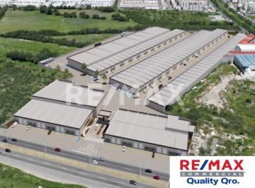Nave industrial · 220m² · 4 Estacionamientos · Nave Industrial en Venta Blvd. Peñaflor, Querétaro, Qro. - (4)