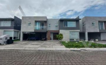 Casa · 393m² · 3 Recámaras · 2 Estacionamientos · Casa en Venta en Residencial Genova, Colonia Providencia, Metepec