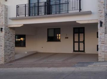 Casa · 234m² · 3 Recámaras · 3 Estacionamientos · Renta Casa en Lombardia