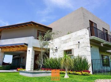 18de91acb110ab3269a35173ac6da1491be46a2a9465cff94cefa8638152409f · Venta Casa en El Campanario con Alberca. 11