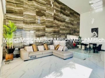 Casa · 450m² · 3 Recámaras · 5 Estacionamientos · Casa en Venta con Alberca Fracc. Dominio$11,000,000.