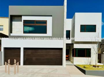 Casa · 520m² · 5 Recámaras · 3 Estacionamientos · Residencia en Venta con Recamara en Planta Baja y Alberca Canteras $19,200,000