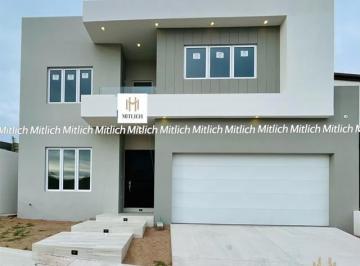 Casa · 320m² · 3 Recámaras · 2 Estacionamientos · Casa en Venta Bosques del Valle $7,800,000.