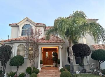 Casa · 600m² · 4 Recámaras · 4 Estacionamientos · Casa en Venta en Fraccionamiento La Cañada, Chihuahua Chih.