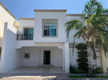 Casa · 195m² · 2 Estacionamientos · Casa Amueblada en Renta - Residencial Senderos