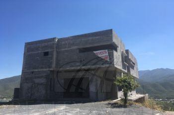 Casa · 750m² · 3 Recámaras · 6 Estacionamientos · Casa en Venta en Santiago Nuevo León Colonia Alviento.
