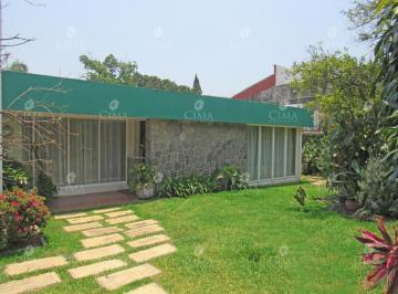 Casa · 449m² · 3 Recámaras · 4 Estacionamientos · Venta Casa Para Remodelar en un Nivel - V136
