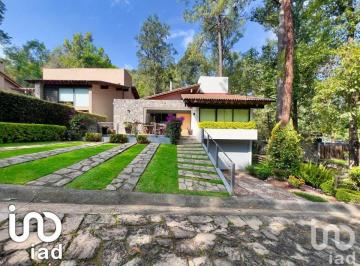 Casa · 500m² · 5 Recámaras · 4 Estacionamientos · Casa en Venta en Avándaro, Valle de Bravo, Mexico
