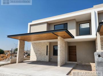 Casa · 300m² · 3 Recámaras · 2 Estacionamientos · Casa en Nueva con Acabados Premium en Venta en Vista del Roble