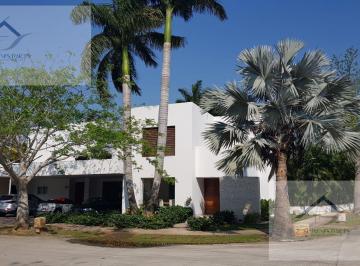 Casa · 635m² · 3 Recámaras · 4 Estacionamientos · Casa en Yucatán Country Club